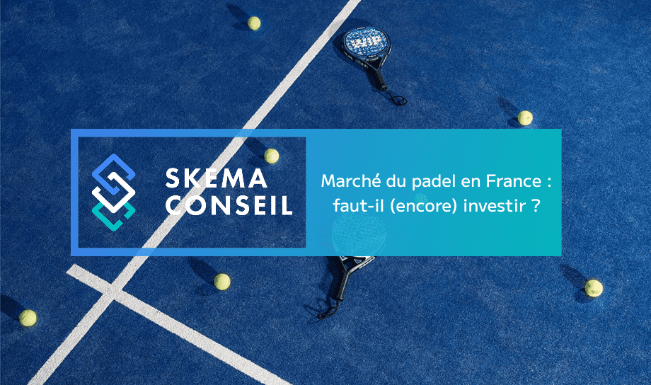 Couverture article SKEMA Conseil sur le marché du padel en France — terrain bleu vu de haut avec raquettes et balles
